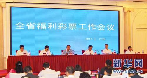 剧照展现了三人在剧中的造型，忠实还原了漫画中的的造型，长发的龟梨和也和有着花白胡茬的洼冢洋介十分瞩目。
