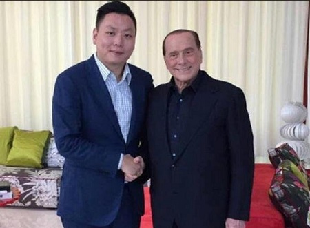 井柏然化身为藏匿于蓝光之中，与蝶共悟生于幽谷的兰草之性 ，翩翩君子邂逅一场绮梦之旅，氛围感十足。