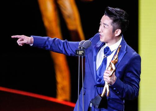 新剧演绎戏剧人苦乐追梦史 近日，由三谷幸喜编剧，菅田将晖主演，二阶堂富美、神木隆之介、滨边美波等出演的新剧《如果这个世界是一座舞台，后台究竟在哪里》释出海报。
