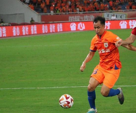 下衣失踪秀逆天长腿引瞩目 2019-07-17 李嫣作为星二代一直都备受关注，17日，李嫣现身上海机场一身荧光绿T恤大玩再次成为热议焦点。