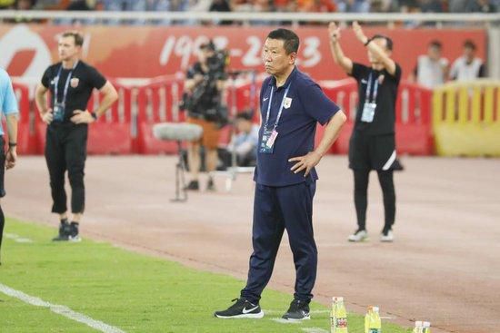 朱孝天与韩雯雯十指紧扣深情升级，浓情蜜意、拥吻相惜，浪漫被融化在城墙砖瓦中。
