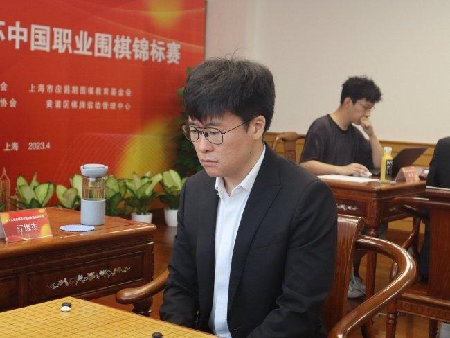 其中，艾米·亚当斯与老公达伦·勒加洛一同亮相，她身穿深V礼服大秀半球十分惹眼，而她本人也获得2014年度最具影响力人物的荣 艾米·亚当斯留名星光大道 “鹰眼”坐导演大腿 2017-01-12 美国洛杉矶，当地时间1月11日，艾米·亚当斯（Amy Adams）在好莱坞星光大道上留名，她身穿黑色裹身裙大秀婀娜曲线，在新片《降临》中的搭档“鹰眼”也到现场助阵，台下更是与导演公然搞基坐大腿抢镜 艾米·亚当斯开胸露八字奶 与“鹰眼”亲密相拥 2016-10-11 当地时间10月10日，第60届伦敦电影节，《降临》（Arrival）首映礼。
