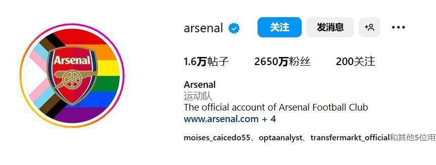 简单的衬衫经他一穿，就多了几分书卷气与从容感。