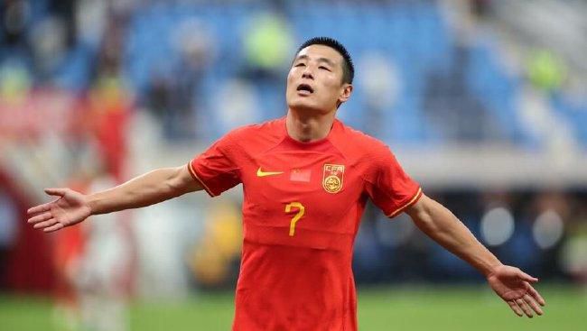 照片中，王一博不仅冲浪、打沙滩排球，还穿着救生衣，在海上骑摩托艇，身姿矫健玩得不亦乐乎，“骑上心爱的摩托艇摆尾亮相，在世界上任何一个角 电影《摩托党》公布剧照 汤姆·哈迪骑哈雷公路狂飙 2023-08-31 美国独立电影导演杰夫·尼科尔斯自编自导新片《摩托党》公布剧照。