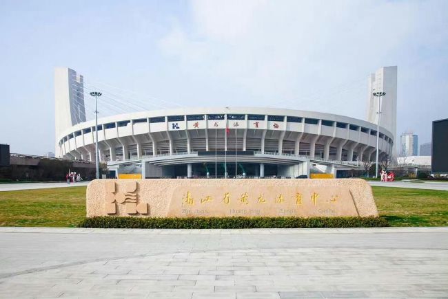 奥斯卡影后斯万克与男友街头激吻 曾有八年婚姻 2013-11-27 当地时间11月25日，法国巴黎，奥斯卡影后希拉里·斯万克和男友Laurent Fleury在街头散步，二人走走停停，深情对望，还忘情激吻，场面甜蜜。