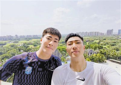 我用我其他方式挣到的钱，帮助一些年轻导演完成他们的梦想，在我这就是对的。