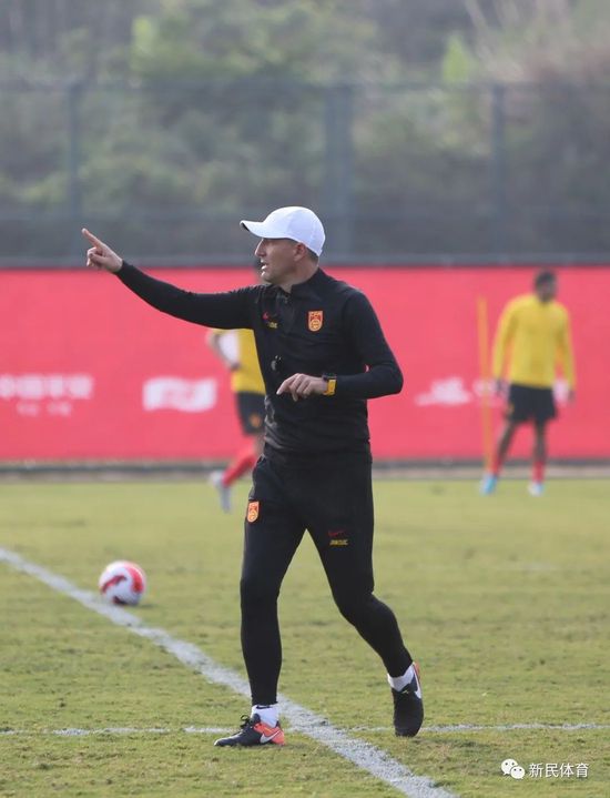 最新《中国电影报道》“蓝羽会客厅”两会特别节目——“对话春天”，第二期来节目做客的是香港英皇娱乐集团营运总裁霍汶希。