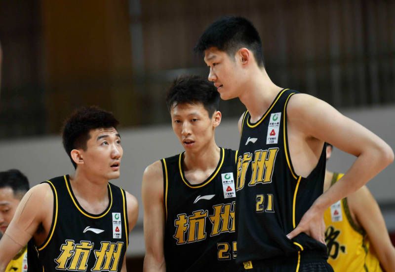 妻子谢丽尔·霍华德、男星迈克尔·基顿前来助阵。