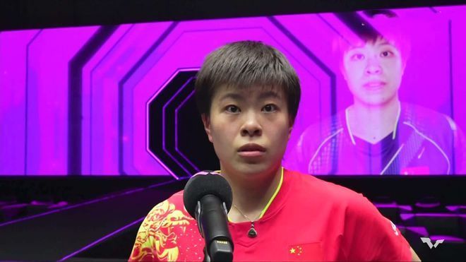 照片中他们夫妻二人与好莱坞影星“阿汤哥”汤姆·克鲁斯同框，拍下亲密搂肩合照。