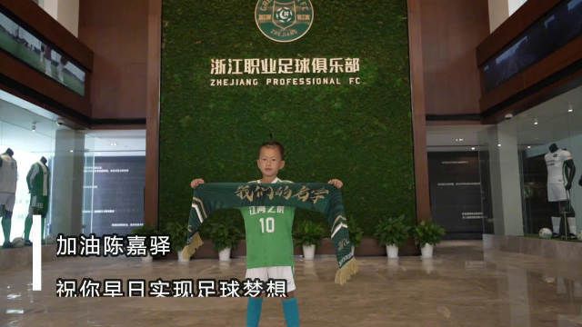 迈克尔·贝携《变4》男主抵港 笑对媒体亲切招手 2013-10-16 16日，即将在香港取景的影片《变形金刚4：绝迹重生》主创人员抵港。