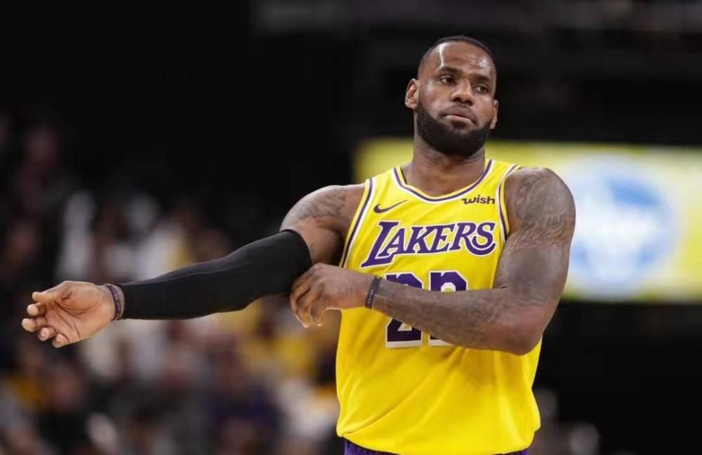 片方最新曝光一组两人特为影片《摩登年代》拍摄的写真，这对亲密无间的活宝卖萌扮囧笑装登场，大秀父女间 安妮斯顿《冒牌家庭》首映 男友未出现大秀钻戒 2013-08-02 当地时间8月1日，纽约，詹妮弗·安妮斯顿出现在她主演的新片《冒牌家庭》的首映红毯上，詹妮弗身穿紫色低胸礼服，笑容依旧灿烂，尽管她的男友贾斯汀·塞洛克斯并未和她同来出席首映礼，但她还是让左手无名指上的 曲终人散！
