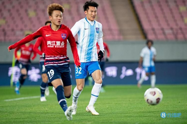 -04-29 当地时间4月26日，英国伦敦，超模罗茜·汉丁顿-惠特莉与男友、好莱坞硬汉男星杰森·斯坦森出门约会，两人始终牵手、一脸笑意。