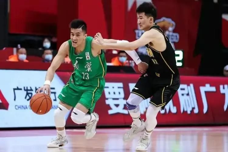 《我和我的父辈》点映再收票房546万，累计票房超千万，稳居日榜第二名。
