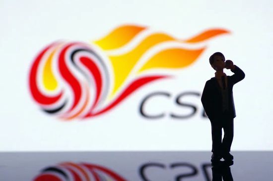 金秀贤身穿一身黑色休闲装轻松亮相，全程略显紧张面无微笑。