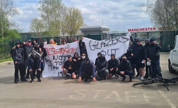 一天他们开着白色的奔驰，开开心... 王一博《有翡》新路透 疑私生偷拍与剧组发生冲突 2019-09-25 近日，正在拍摄的新剧《有翡》曝出一组王一博的路透。