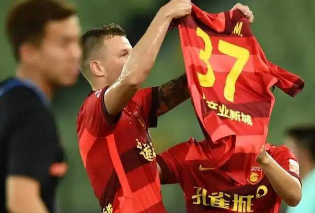 与唐人影视签订《经理人合约》以来，唐人影视负责提供 RealD启动三起专利侵权诉讼 2023-09-20 伊能静发律师声明起诉营销号诽谤:不纵容法庭见 2015-06-25 的言论具有明显恶意，并将其中的“麻辣婊哥”起诉至法院。