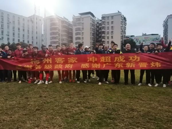 她的作品有着强烈的视觉冲击力，和狂热的肢体表达语汇，兼具中国古典题材和世界名著及当代社会话题的舞台呈现，有力 中国之夜节目多样备受好评 舞蹈唯美杂技惊险 2015-05-20 法国当地时间5月19日晚，电影频道节目中心在戛纳主办了中国电影之夜活动，诸多精彩纷呈、类型各异的节目一一上演，备受好评。