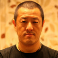 《捕风追影》在保留警匪对立核心结构的同时，平衡智斗与暴力，并注入高科技犯罪元素，赋予经典类型以“当下性”。