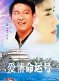 斑驳光影中，许光汉身穿黑色西装或针织毛衣，诠释出属于他的时尚态度，时而绅士俊朗时而温柔文艺，双封大片释放着多面魅力。