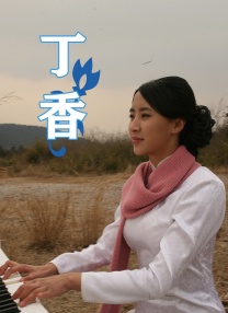 据目击者称，两人全程举止十分亲昵，俨然一对热恋中的情侣。