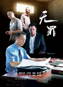 活动现场，王珞丹身着纯白衬衣，搭配黑色皮革短裙。
