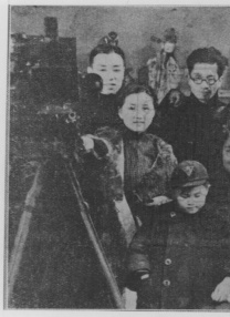 《最后生还者》首曝剧照 飞机残骸极具视觉冲击力 2021-09-27 9月27日，据外媒报道，由热门游戏改编的《最后生还者》发布首张剧照，佩德罗·帕斯卡和贝拉·拉姆齐出演的主角背对观众，不远处的山坡上，一架坠毁飞机的残骸极具视觉冲击力。