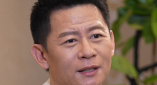霍震霆、朱玲玲开心抱孙子 宝宝长得像“晶刚” 2013-08-28 “国宝”媳妇郭