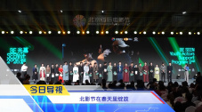 本片将在今年多伦多电影节世界首映 李玟关颖同场看秀比美沟 与张艾嘉热聊关系熟络 2014-03-26 3月25日，2014上海春夏时装周某品牌秀场。