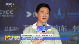 大片以黑白色调呈现，拍摄动作非常丰富，他们一起扛枪、划桨、撑伞，黄觉还坐在李光洁大腿上，两人既有深沉的一面，又有“老男孩”的调皮劲儿。
